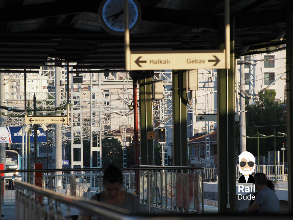 Marmaray stop Sögülücesme: Signposts show you in which direction the trains leave from which platform.