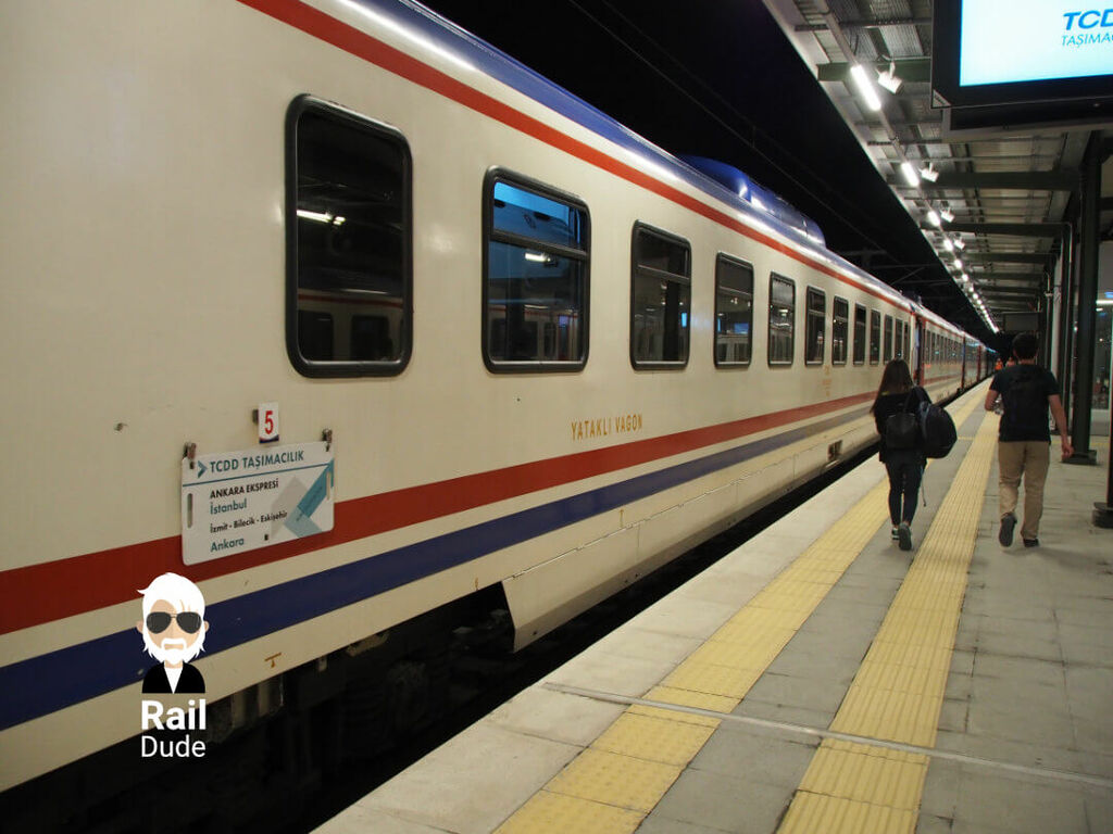 Der Nachtzug von Istanbul nach Ankara steht am Gleis gegenüber