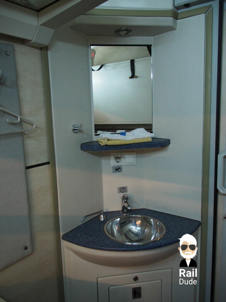 Eigenes Waschbecken im Schlafwagen-Abteil. Mit Steckdose für Rasierer oder auch zum Handy-Aufladen
