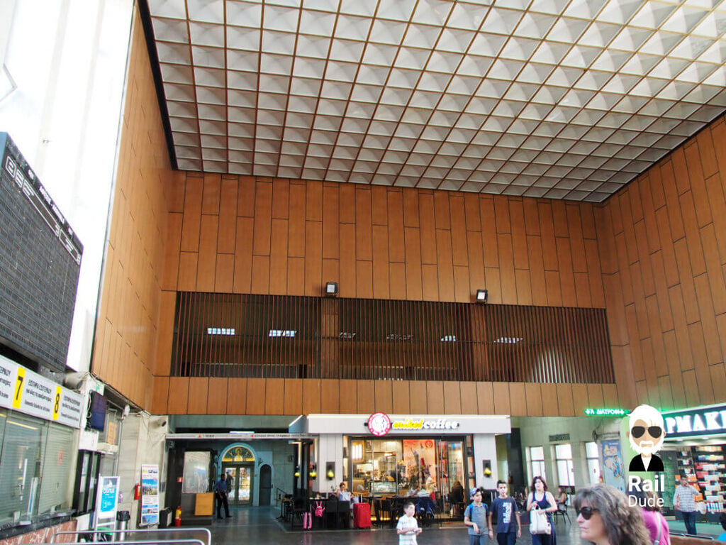 Haupthalle im Bahnhof Thessaloniki: links unter der großen Anzeige befinden sich die Fahrkartenschalter