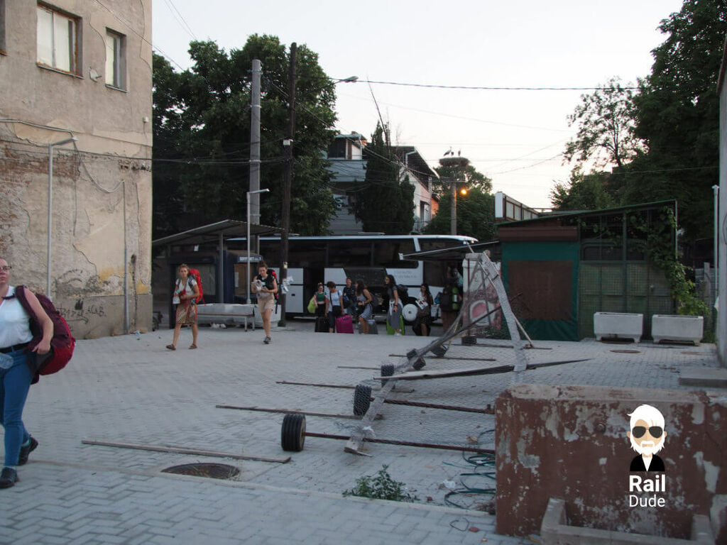 Der Bus hält direkt am Bahnhof: in Gevgelija scheint es wieder hell