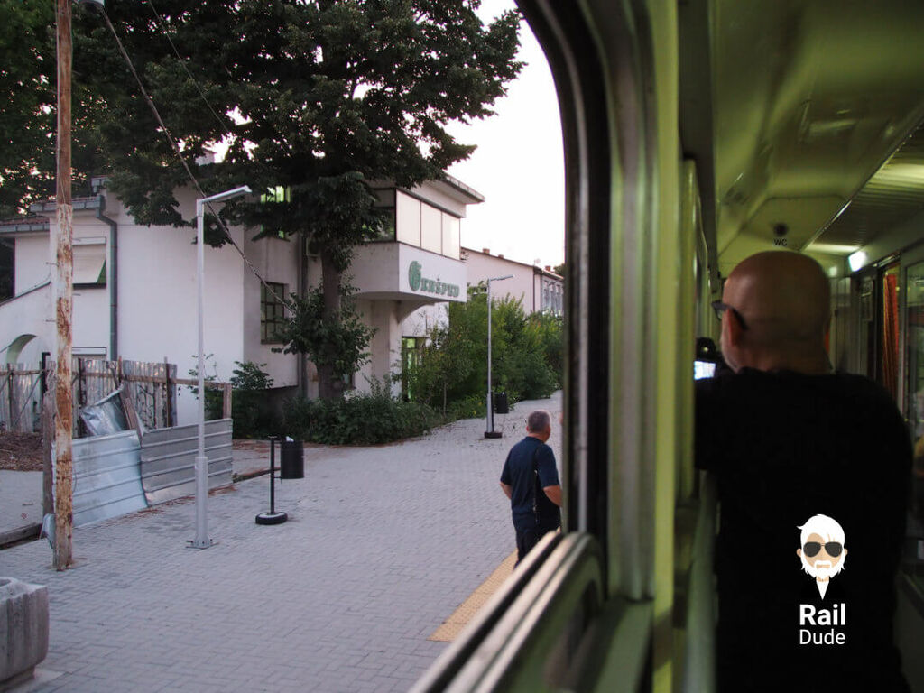 Fenster zum Öffnen im Zug nach Skopje: aber wir stehen immer noch!