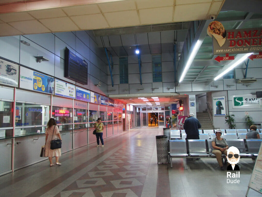 Unten im Bahnhof Skopje das Fernbus-Terminal