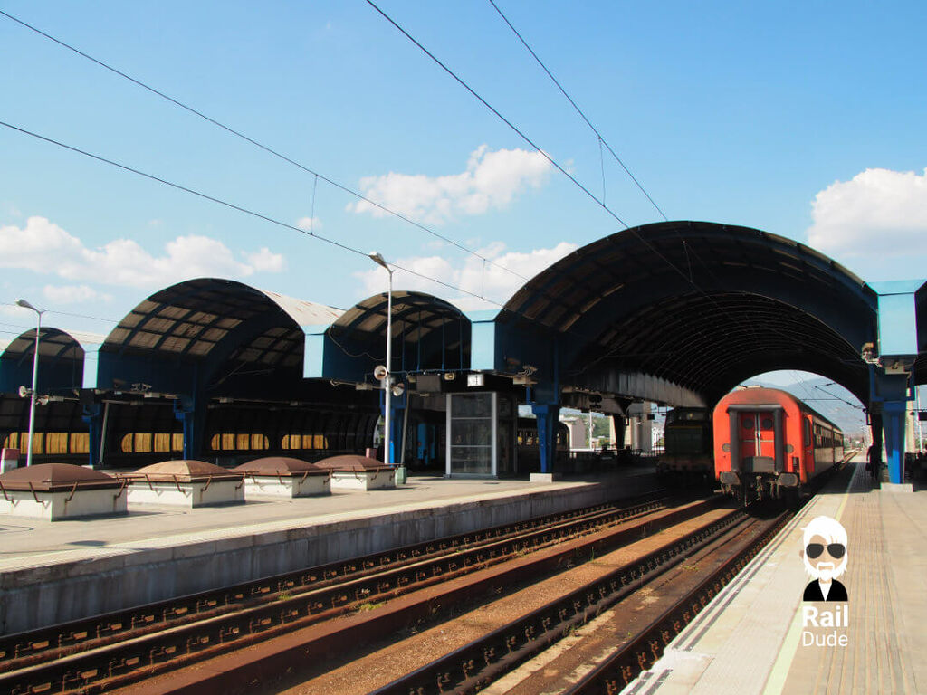 Bahnhof Skopje: die Gleisebene einen Tag später bei Tageslicht